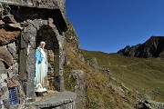 19 La bella Madonnina con vista verso il Passo Salmurano